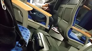 El sărută picioarele lui House of Esther și ea îl masturbează cu ele. mature sexy tube