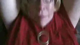 Bruneta tachinează pasarica ei. sex cu mature amatoare