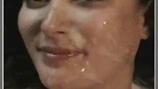 Threesome într-un magazin cu o blondă și un mulatru. mature fac sex