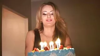 Fiul vitreg o ia în mod constant pe mama sex anal cu femei mature vitregă.