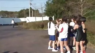 Curvă în pijamale sex batrine joacă cu pula.