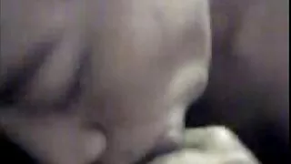 Tipul își convinge maturo sex prietena să facă sex.