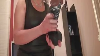 Bloggerul sexi video mature se stimulează cu un vibrator și apoi este futut.