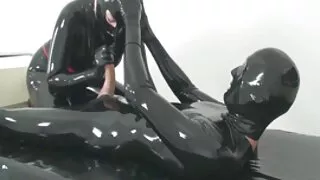 Trei negri bagă mature păroase cocoși în toate găurile curvei.