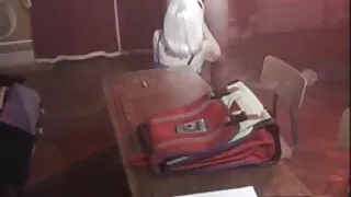 Threesome la bar-două fete vor să se fută lângă massage mature xxx tejgheaua barului.