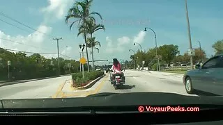 Împing cocoșul între țâțele colegului meu de cameră mature sexy boy în baie.