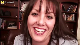 Modelul mature old sexy ia un cocoș.