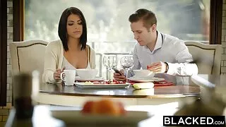 MILF sexi mature feet pune pe un spectacol cu masturbare pasarica.