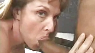 Prăjind o fată în ciorapi mature and son sex în pădure.