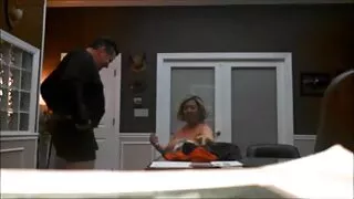 Te video sex mature distrezi cu servitorul de lângă piscină.