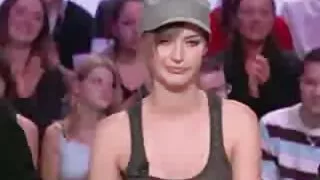 Nemernicul lui Lil Lo Lou lady mature sex este rupt în coșul de gunoi.