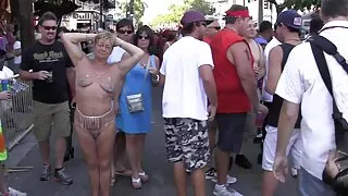 Ușor de femei mature cauta sex comportament fata ia pe piept cum.