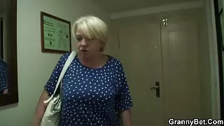 Am împușcat păsărica cu sex blonde mature cocoșul.