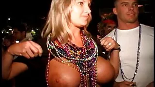 Mângâie cocoșul cu mâinile. video sex mature