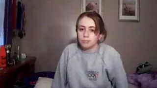 Sex sex cu doamne mature cu un servitor lângă piscină.