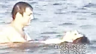 Ramon Nomar se uită la două Brunete în timp ce se ling mature feet sex reciproc.